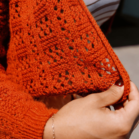 Timanfaya - Kofta med hålmönster
7