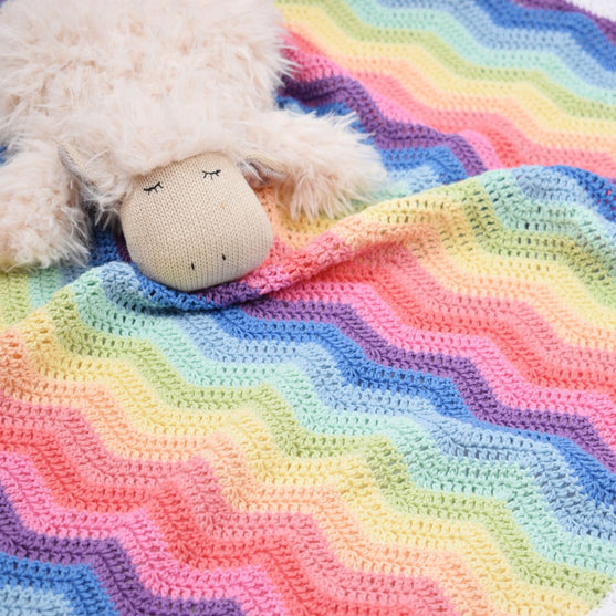 Hæklet Rainbow babysvøb
2