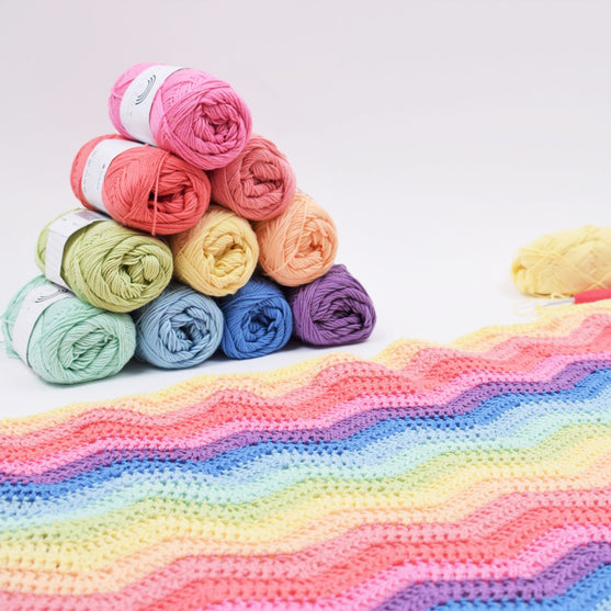 Hæklet Rainbow babysvøb
4