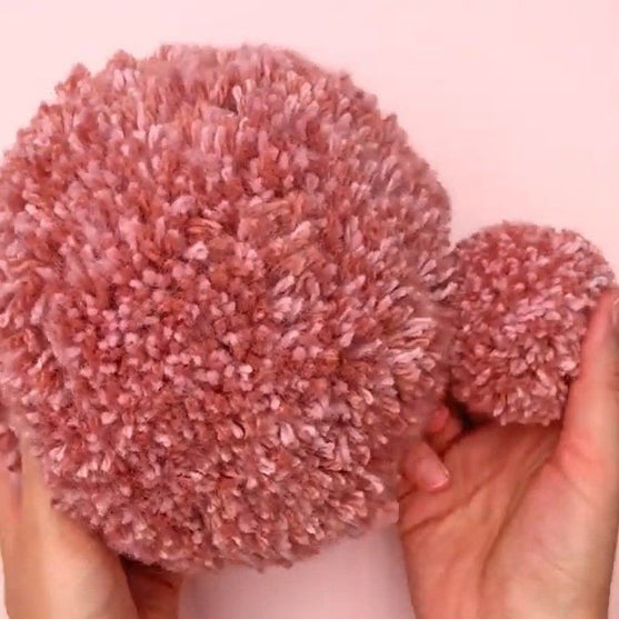 Hoop Jumbo Pompom Maker Set - Hobbii
4