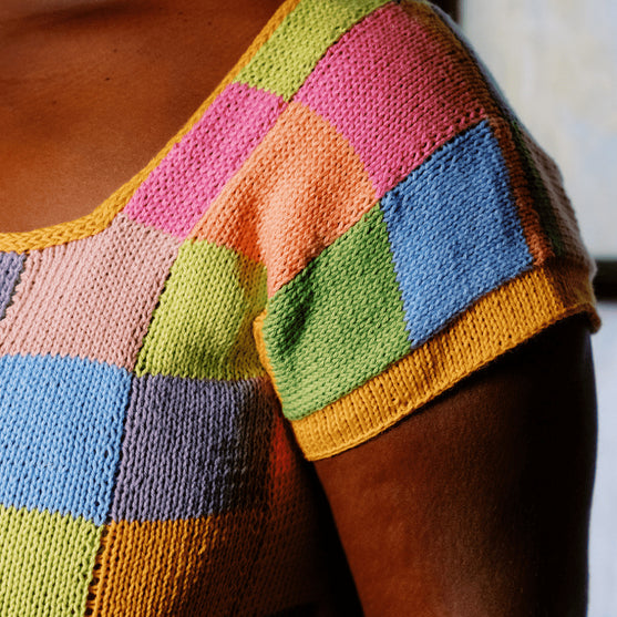 Suncatcher - T-shirt med fyrkantig hals i intarsiamönster
2