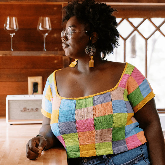 Suncatcher - T-shirt med fyrkantig hals i intarsiamönster
4