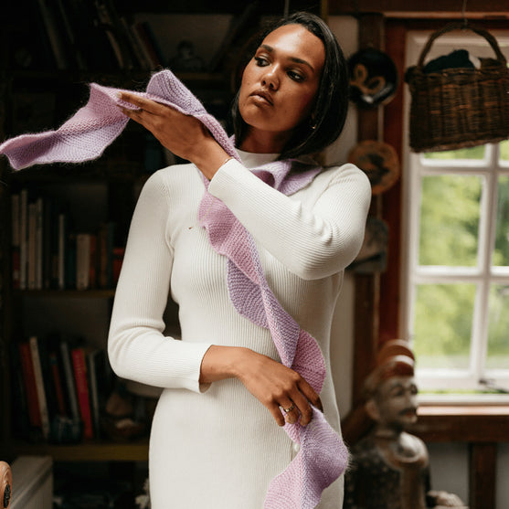 Undulate - Rätstickad solfjäderhalsduk
7