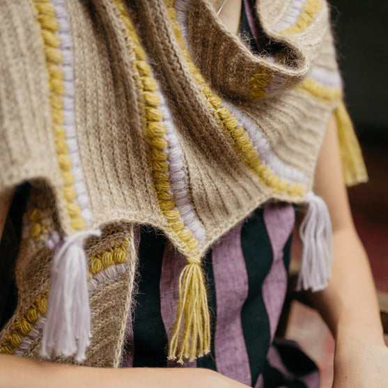 Calendula Shawl - Sjal med puffmaskor och tofsar
3