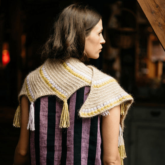 Calendula Shawl - Sjal med puffmaskor och tofsar
8