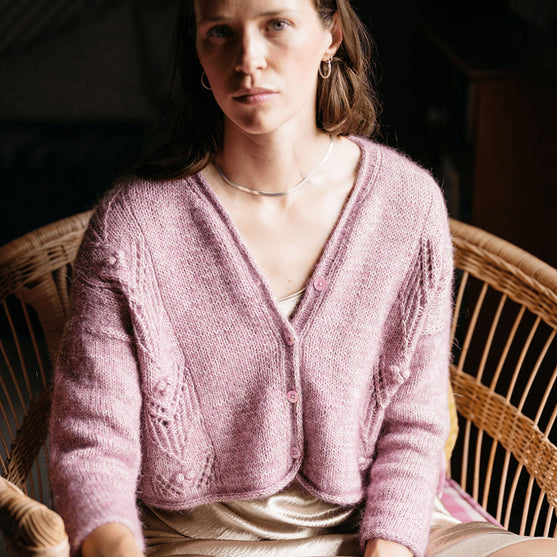 Antanilla - Kofta med hålmönster
4