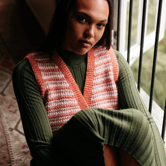 Amelia - Väst med färgmönster
2