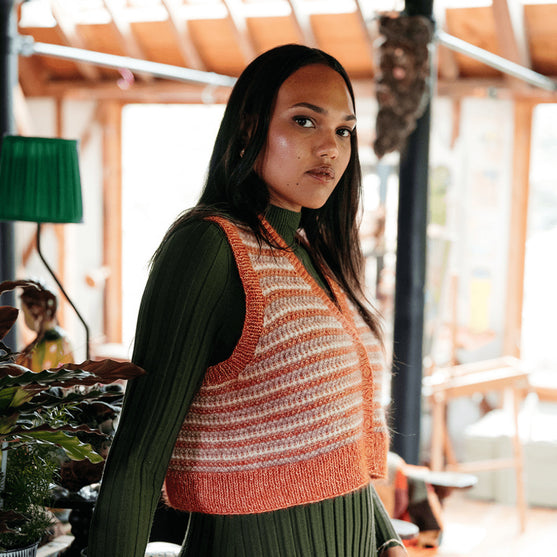 Amelia - Väst med färgmönster
3