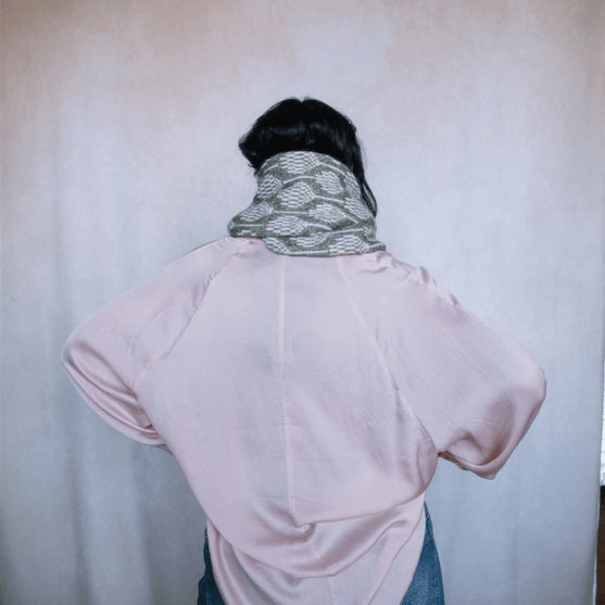 Biophilia - Jacquardstickad halsvärmare
3