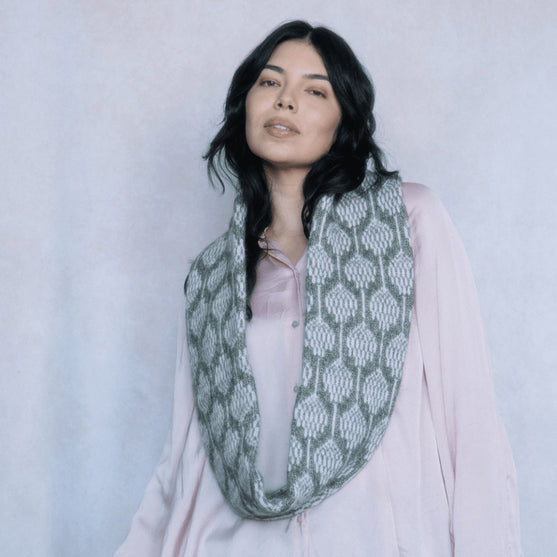 Biophilia - Jacquardstickad halsvärmare
7