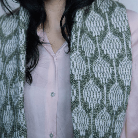 Biophilia - Jacquardstickad halsvärmare
8