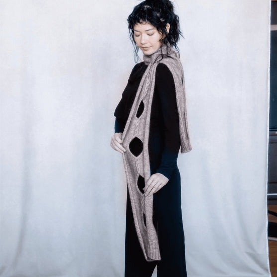 Isley - Genombruten halsduk med flätmönster
2