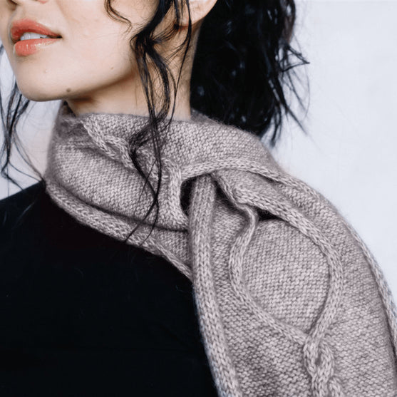 Isley - Genombruten halsduk med flätmönster
5