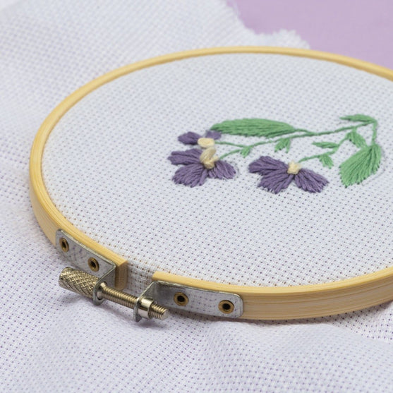Broderiring med tyg - Hobbii
4