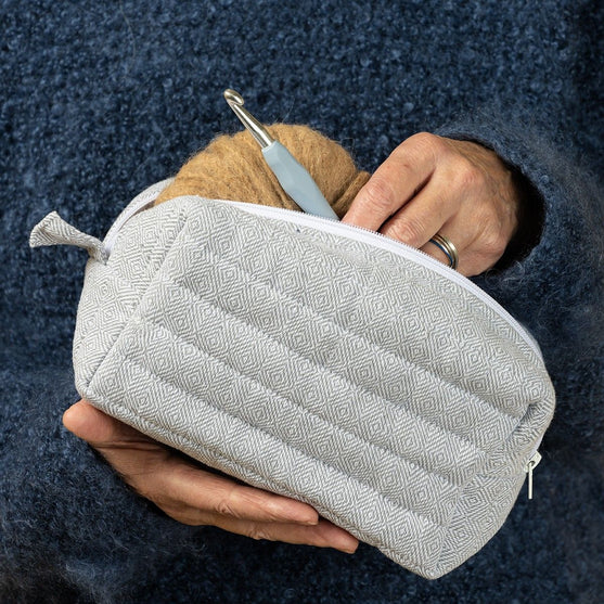 Quiltad projektväska – Avlång – Medium - Hobbii
3