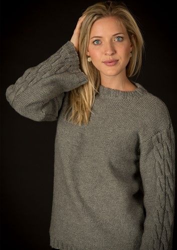 

1593 - Tröja med flätor på ärmen
1