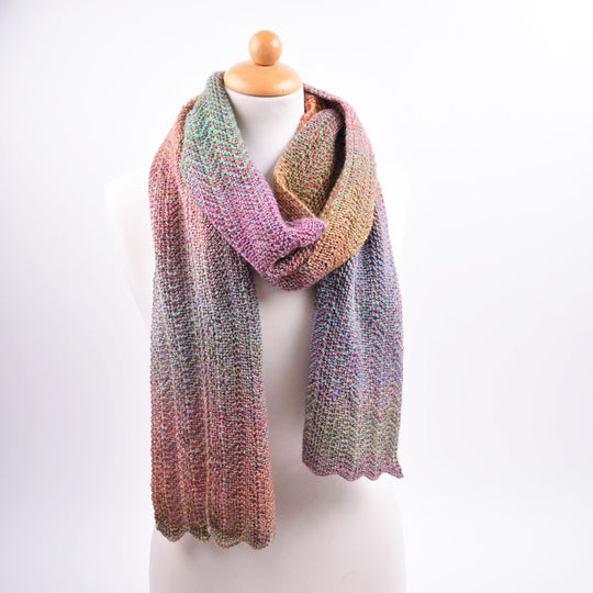 Scarf in zigzag pattern