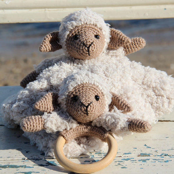 

Chanel på snuttefilt och träring
1