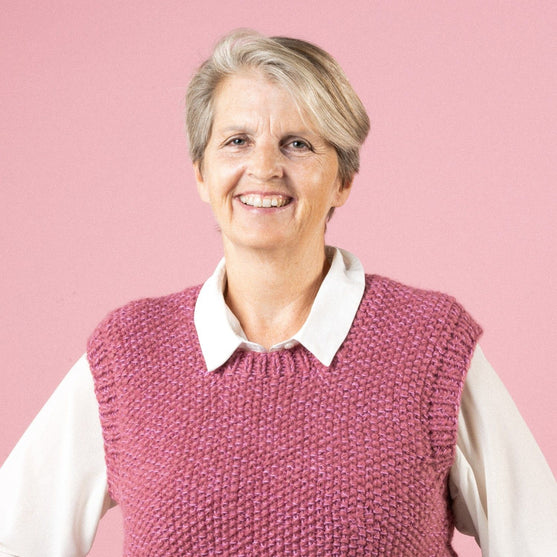 

Renee - Väst i mosstickning - Pink Collection
3