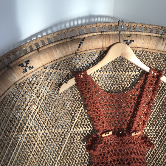 

Mojgan - Hängselklänning till barn
4