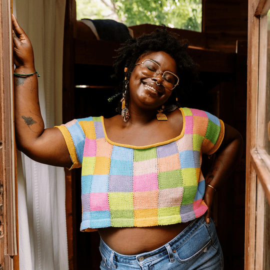 Suncatcher - T-shirt med fyrkantig hals i intarsiamönster