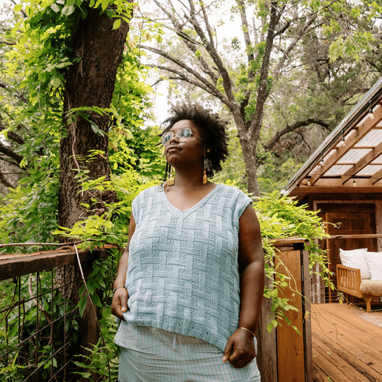 

Calme Top - Ärmlös Topp i Korgmönster
5