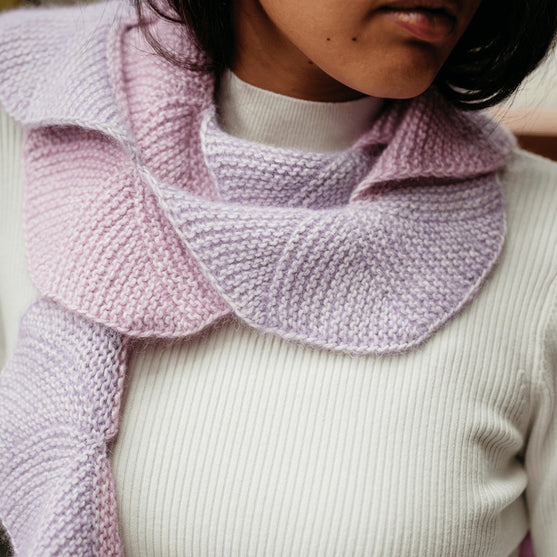 

Undulate - Rätstickad solfjäderhalsduk
3