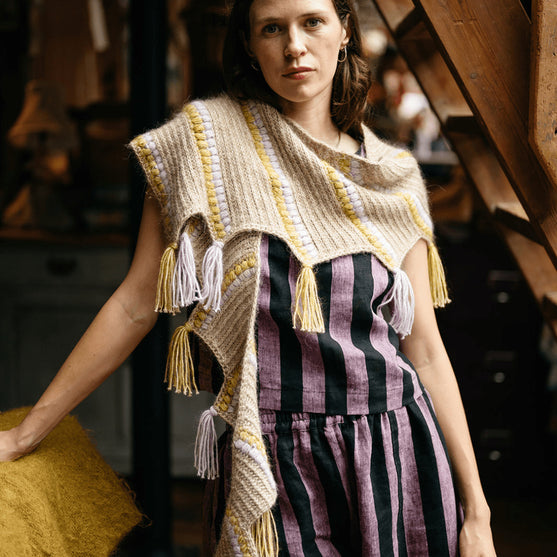 

Calendula Shawl - Sjal med puffmaskor och tofsar
1