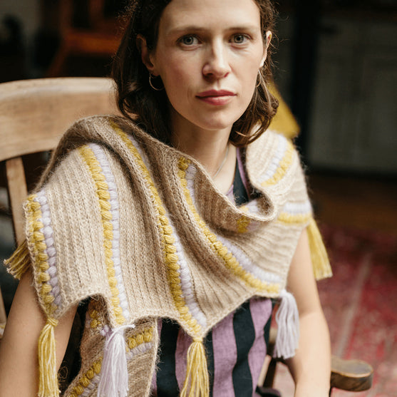 

Calendula Shawl - Sjal med puffmaskor och tofsar
2