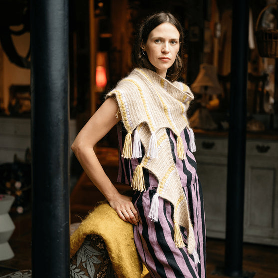 

Calendula Shawl - Sjal med puffmaskor och tofsar
6