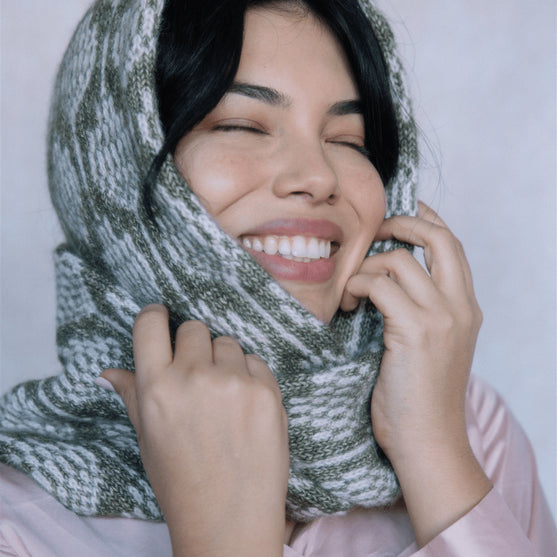 

Biophilia - Jacquardstickad halsvärmare
5