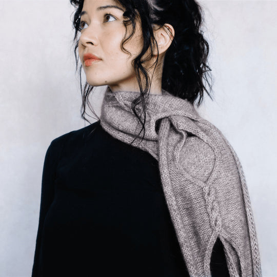 Isley - Genombruten halsduk med flätmönster