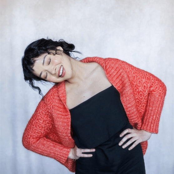 

Vatra - Ärmsjal med flätmönster
1