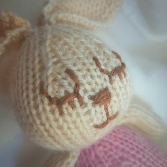 

Bessie Bunny - Mjukisdjur
5