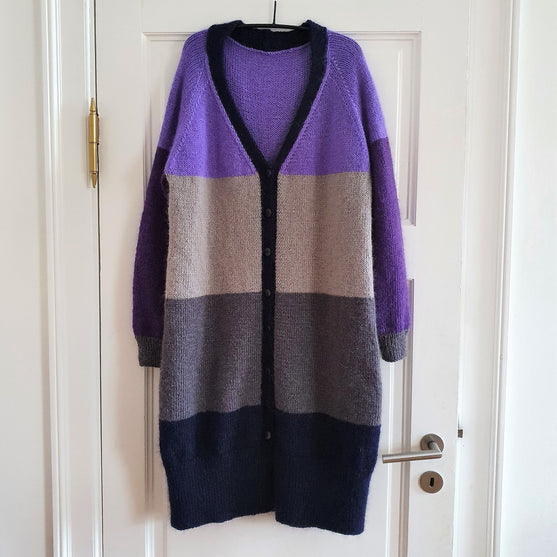 

Brede Striber - Lång Cardigan
2