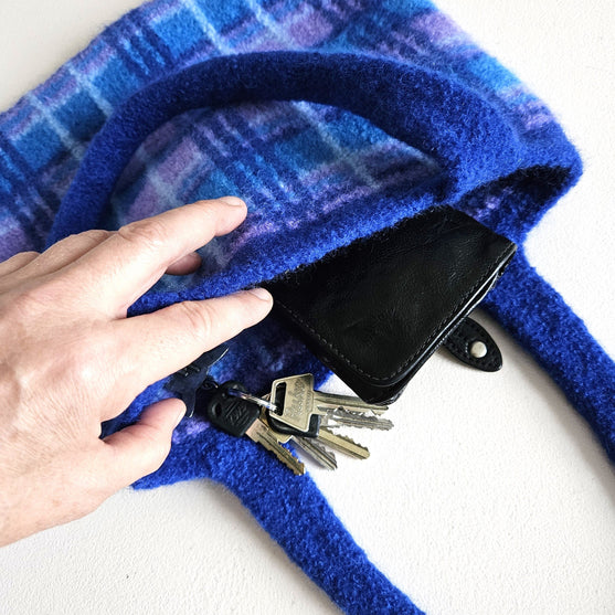 

Till vardags och fest - Tovad väska
2