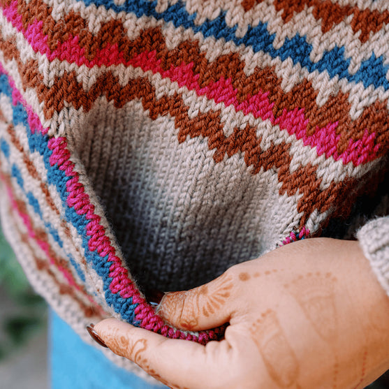 

Ottolie - Cardigan med chevronmönster och fickor
7