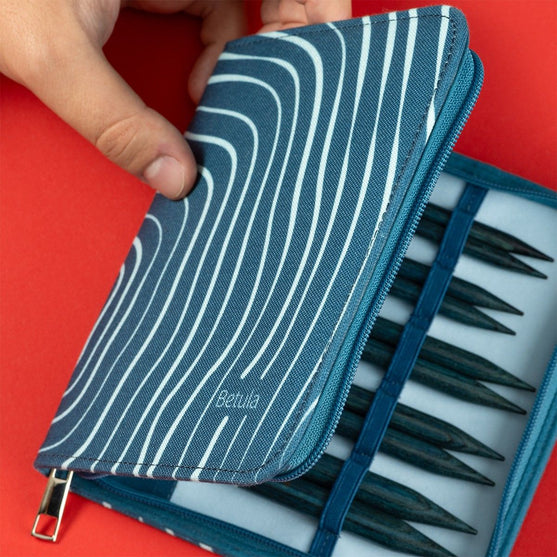 

Betula Interchangeable Circular Needle Set Deluxe - Cerulean - Hobbii
2