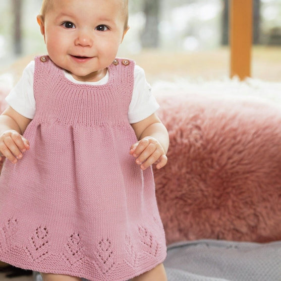 

411-06B Klänning och mössa - Ängsblom
1