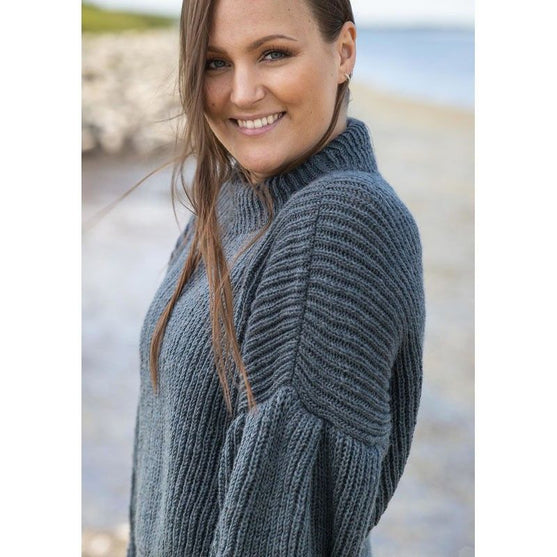 

1759 - Patentstickat tröja med veck på ärmen
4