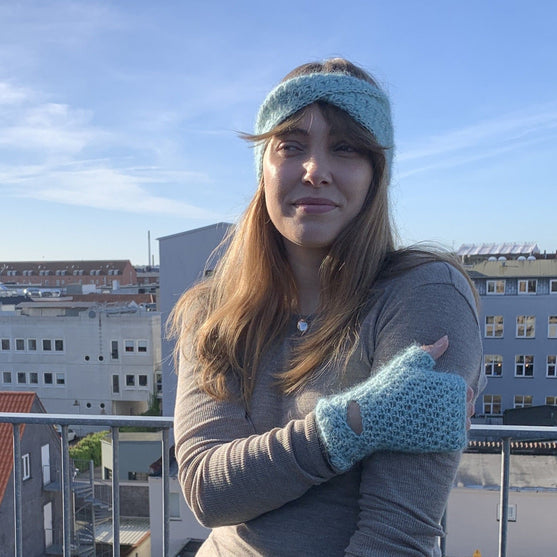 

Soft Twist – Pannband och tumvantar
3