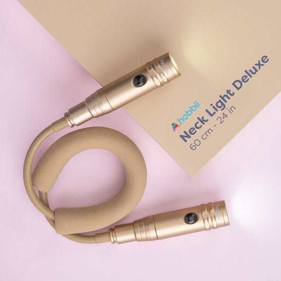 

Neck Light Deluxe - Champagne - Hobbii
2