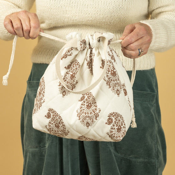 

Quiltad projektväska med dragsko - Hobbii
7