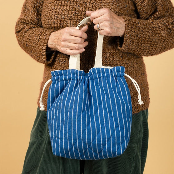 

Quiltad projektväska med dragsko - Hobbii
5