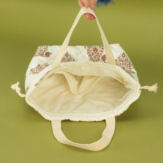 

Quiltad projektväska med dragsko - Hobbii
4