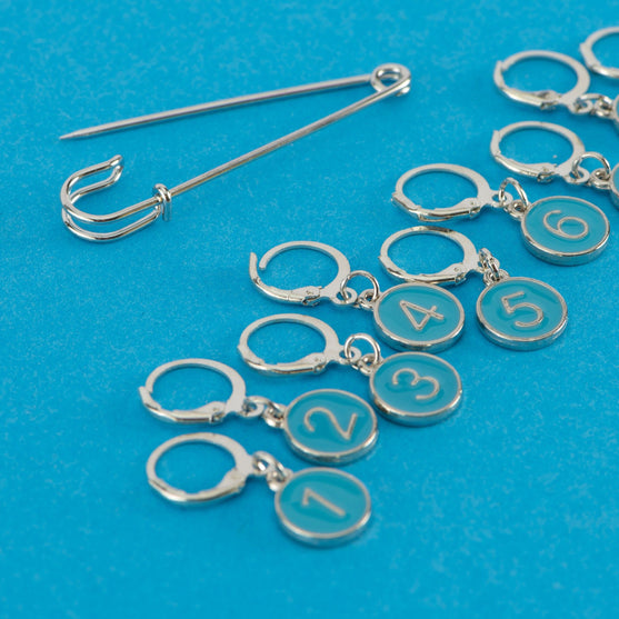 

Stitch Markers w/Numbers and a Shawl Pin - Hobbii
6